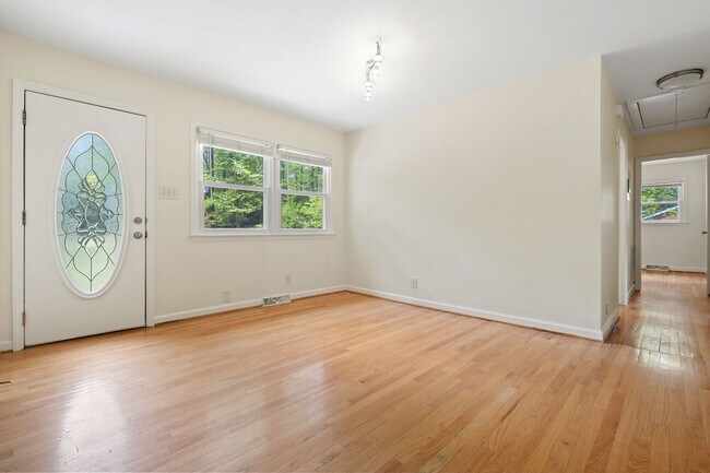 Foto del edificio - Sunny 4 Bedroom One Story Home In Chapel Hill!