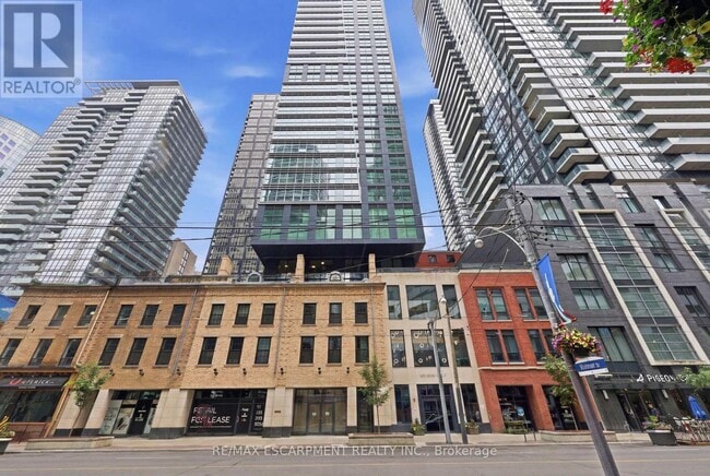Building Photo - 327 King St W