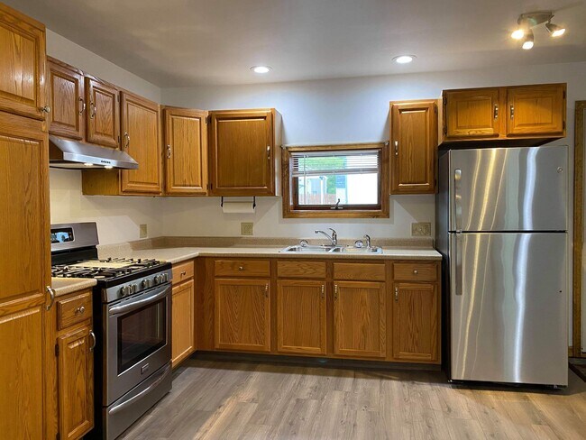 Building Photo - 56 Howland Ave