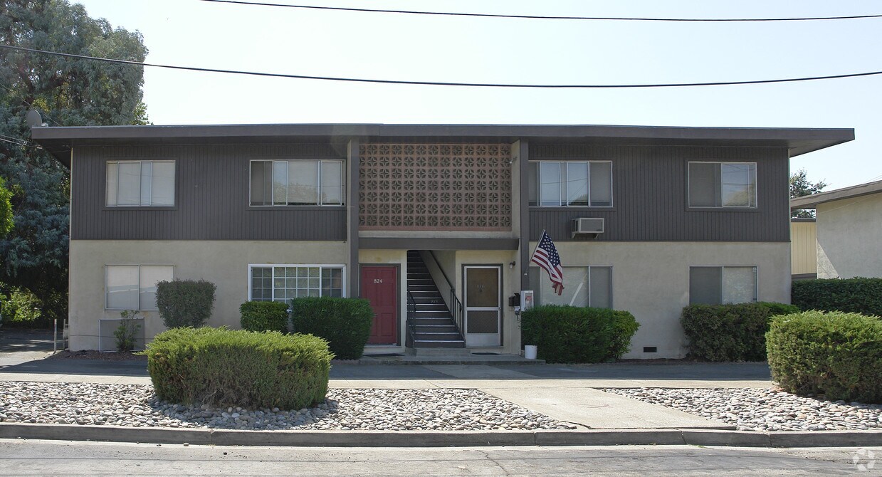 Primary Photo - 816 Robinson St