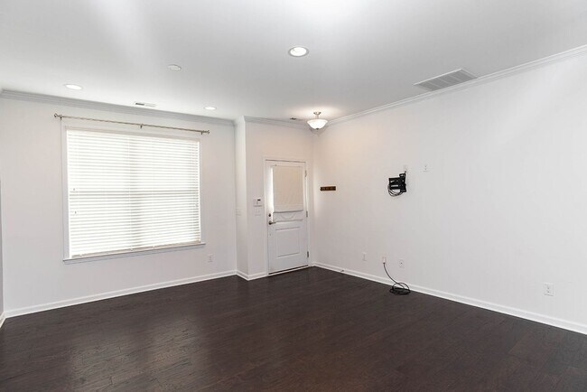 Foto del edificio - Price Drop! Live Mintues from Duke and Dow...