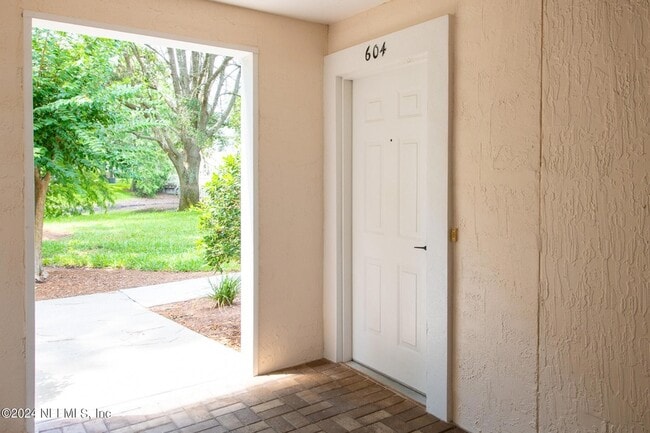 Building Photo - 13715 Richmond Park Dr N