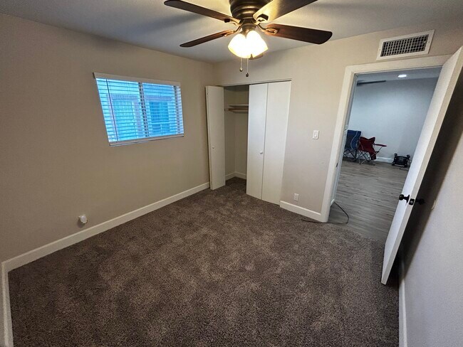 Building Photo - 8020 E Oak St