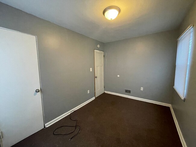Building Photo - Cozy 2 Bedroom/ 1 Bathroom Home in Gary, IN