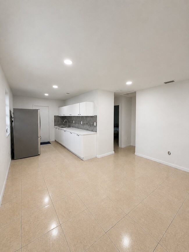 Building Photo - 1404 NW 60th St