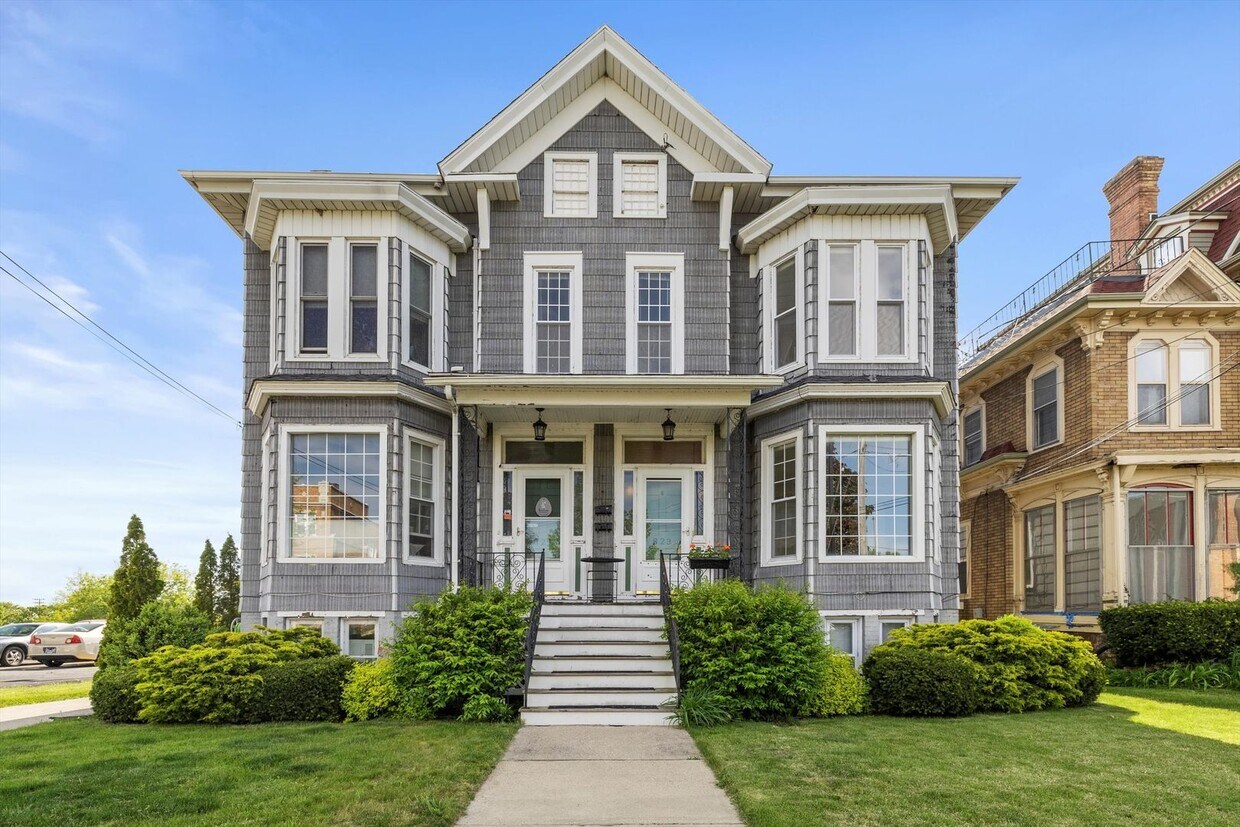Primary Photo - Charming Victorian 3 Bedroom, 1.5 Bath, 2-...