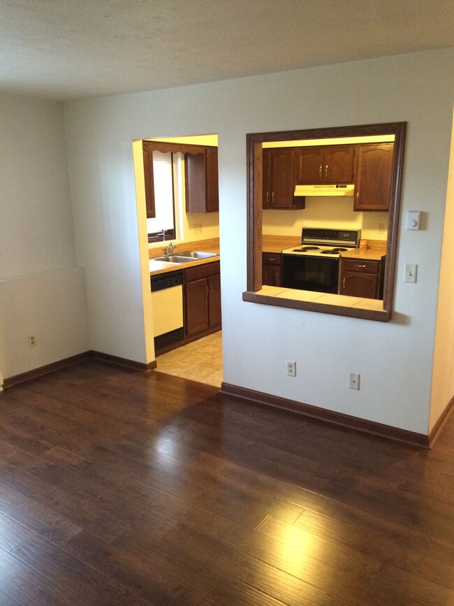 Building Photo - Immaculate Updated 2 Bedroom