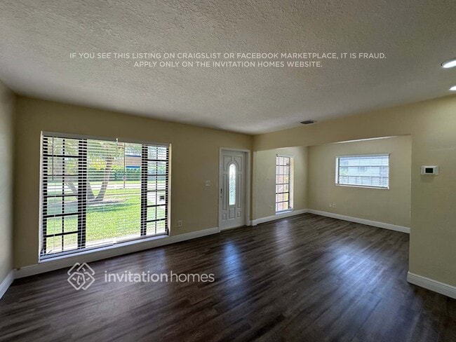 Building Photo - 10805 SW 142nd Ln