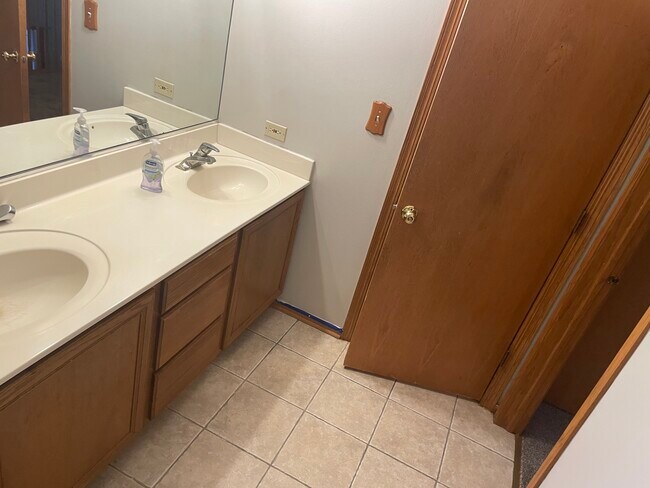 Building Photo - 2035 Manico Ct