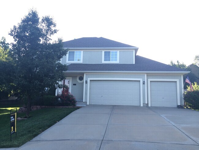 Foto del edificio - {7301} Quiet Cul-de-sac + Three Car Garage + Updated Kitchen + Finished Basement + Bedroom Level ...