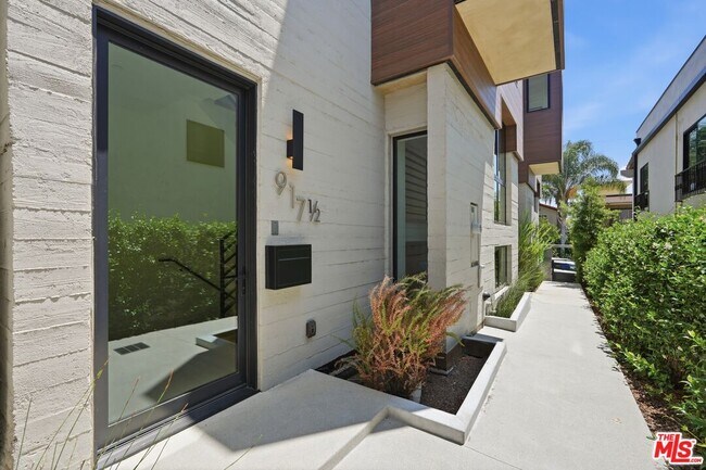 Building Photo - 917 Hilldale Ave