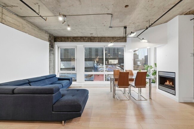 Building Photo - 1315 Maisonneuve Blvd W