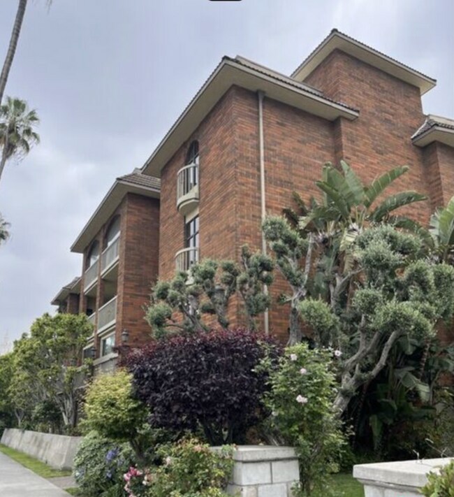 Building Photo - 4444 Wilshire Blvd