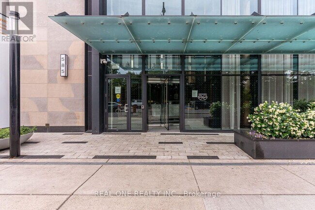 Building Photo - 585 Bloor St E