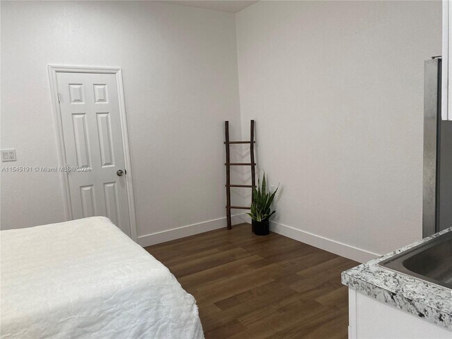 Building Photo - 4124 NE 30th St