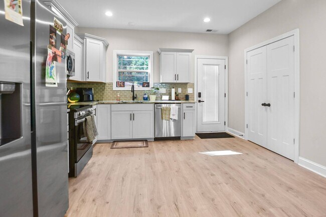 Building Photo - Pet Friendly Two Bedroom!