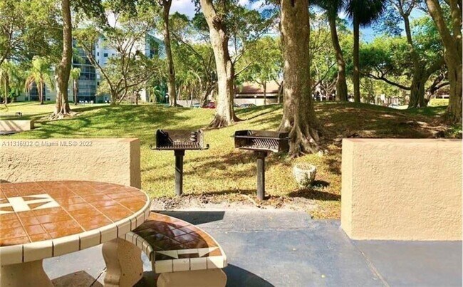 Foto del edificio - 2322 S Cypress Bend Dr