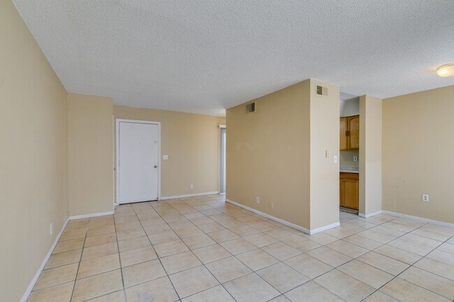 Building Photo - Cozy 2BR/2BA in Spring Valley Near the Strip