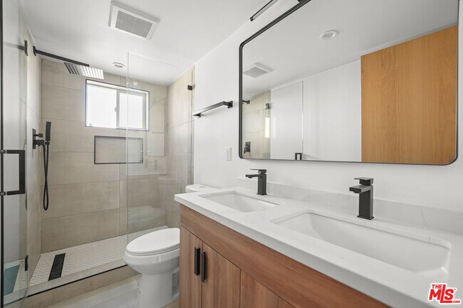 Foto del edificio - 817 N McCadden Pl