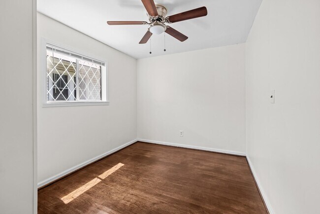 Building Photo - Charming 4 Bedroom 2 Bathroom Home