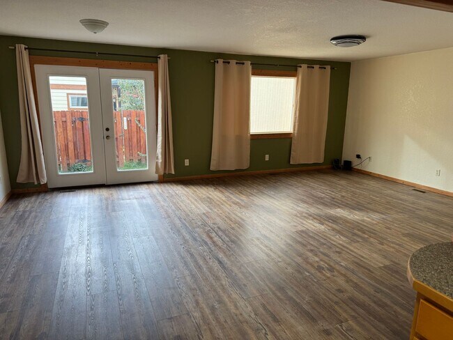 Foto del edificio - 697 Waverly Pl