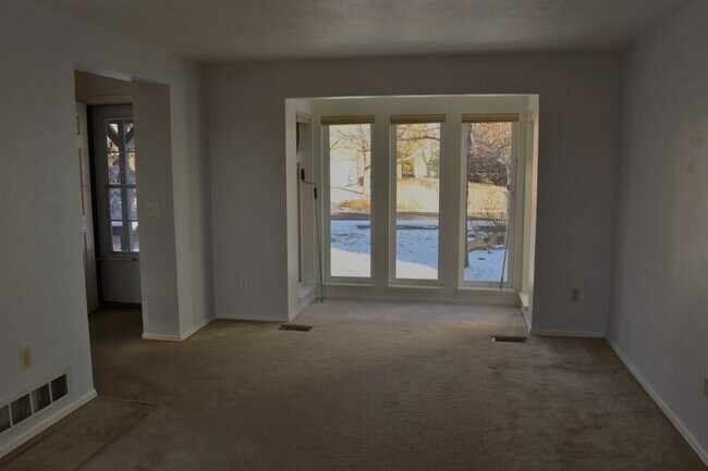 Foto del edificio - 3 br, 2 bath House - 180 W. Sycamore Ln.