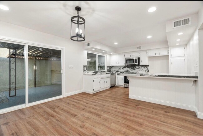 Foto del edificio - Beautifully 4-bedroom, 2.5-bathroom Condo—ready and waiting for you!