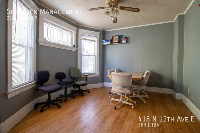 Foto del edificio - 418 N 12th Ave E