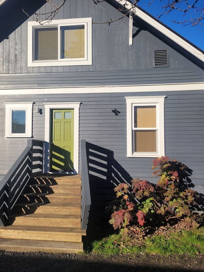 Foto del edificio - 332 W 5th Ave