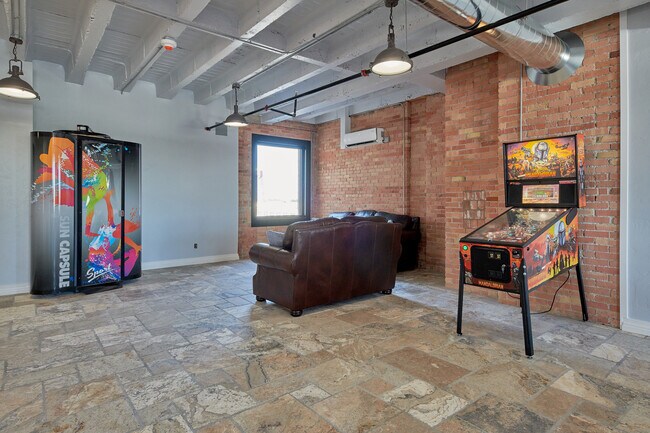 Building Photo - 360 B St