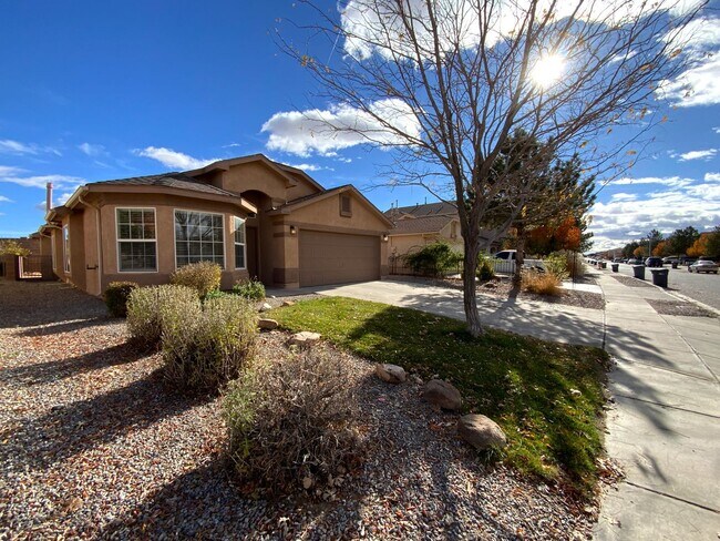 Foto del edificio - 4 Bedroom Single Story Home Available Near Unser Blvd NE & King Blvd NE in Rio Rancho!