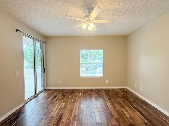 Foto del edificio - 4 Bed/2 Bath Home + Bonus Room