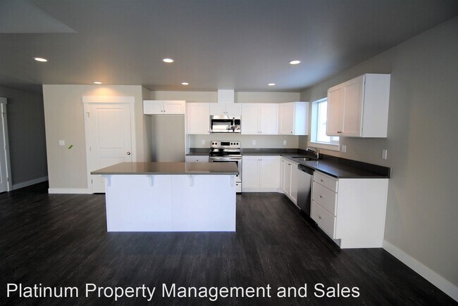 3 br, 2 bath House - 2285 2nd Street SE - 4