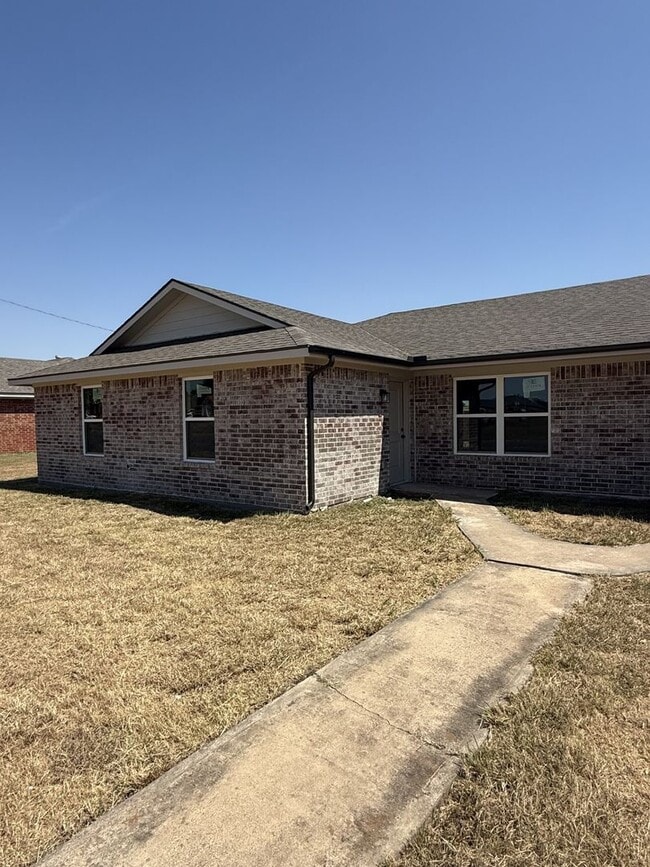 Building Photo - 402 N Nolan River Rd