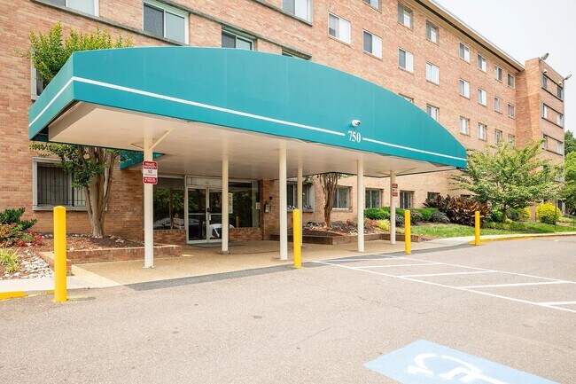 Foto del edificio - 750 S Dickerson St