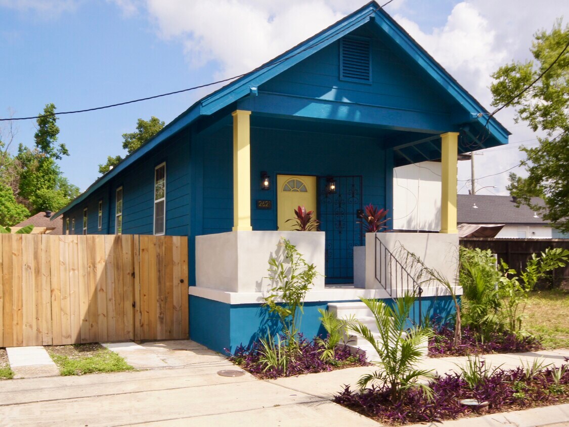 Primary Photo - 2621 N Galvez St