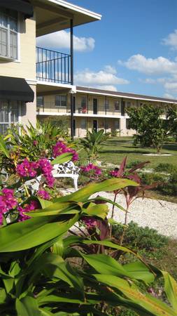 Hermosas vistas del patio - Bay Vista Apartments