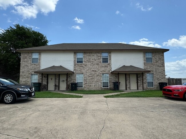 Building Photo - 1706 Tanner Cir