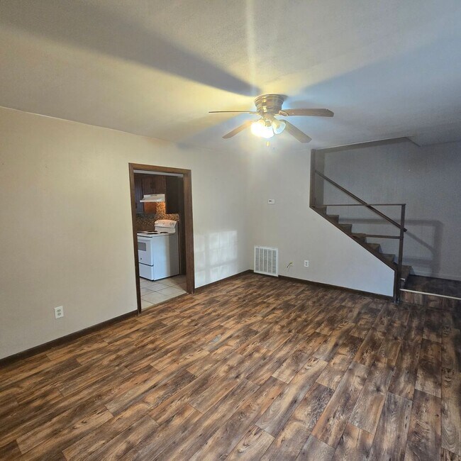 Foto del edificio - Charming 2-Bedroom Townhouse in Prime Loca...