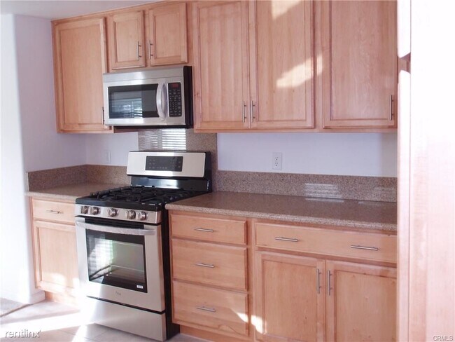 Building Photo - 3 br, 3 bath House - 121 Avenida Mesita # 8