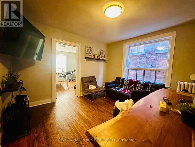 Photo du bâtiment - 597 St Clair Ave W