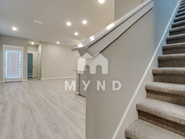 Building Photo - 887 Casina Cir