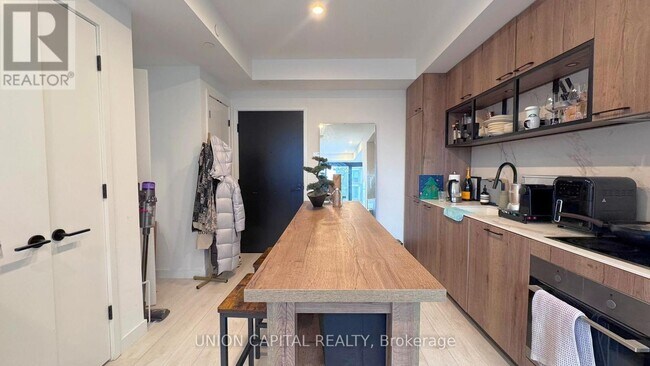 Building Photo - 505 Richmond St W