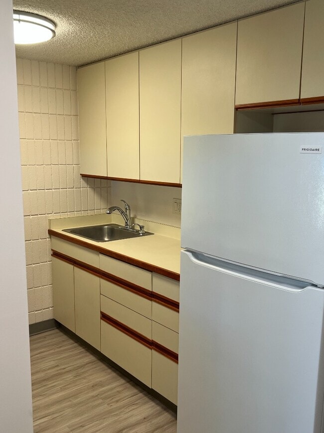 Mo?ili?ili Gem! 1-Bed Condo with Washer/Dryer, AC & Secured Parking – Available Now! - Mo?ili?ili Gem! 1-Bed Condo with Washer/Dryer, AC & Secured Parking – Available Now!