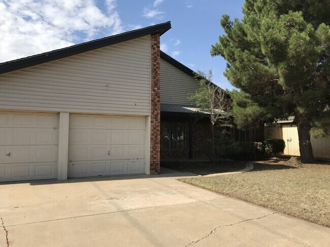 Foto del edificio - $500 off First Months Rent. Great house wi...