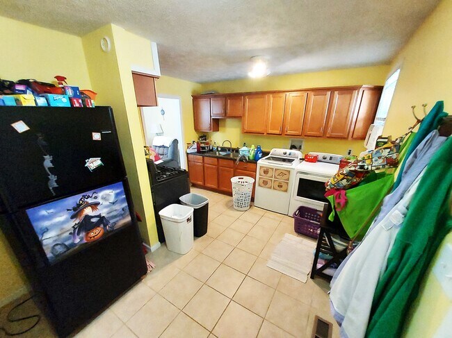 Kitchen - 2907 Silverbrook Ave