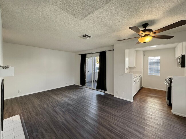 Foto del edificio - Stylish 2BD/2BA Condo in Mira Mesa's Summit Ridge Community with Private Patio & Pool Access