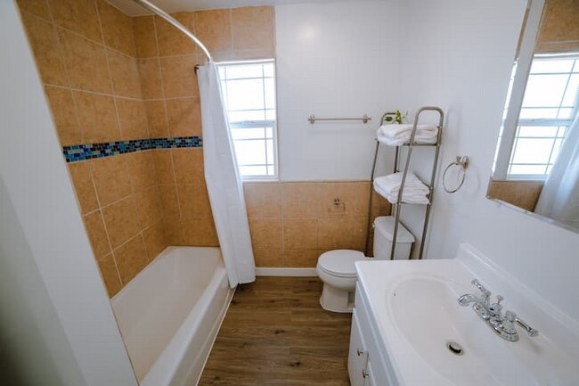 Foto del edificio - 5648 Berkshire Dr