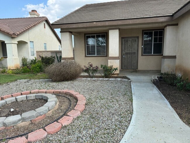 Foto del edificio - Beautiful 4 bedroom home soon available for rent!