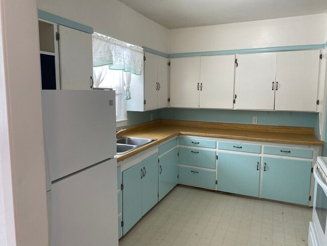 Building Photo - Adorable House with Large Yard, 1.2 Miles from Oregon Tech and Sky Lakes Medical Center!